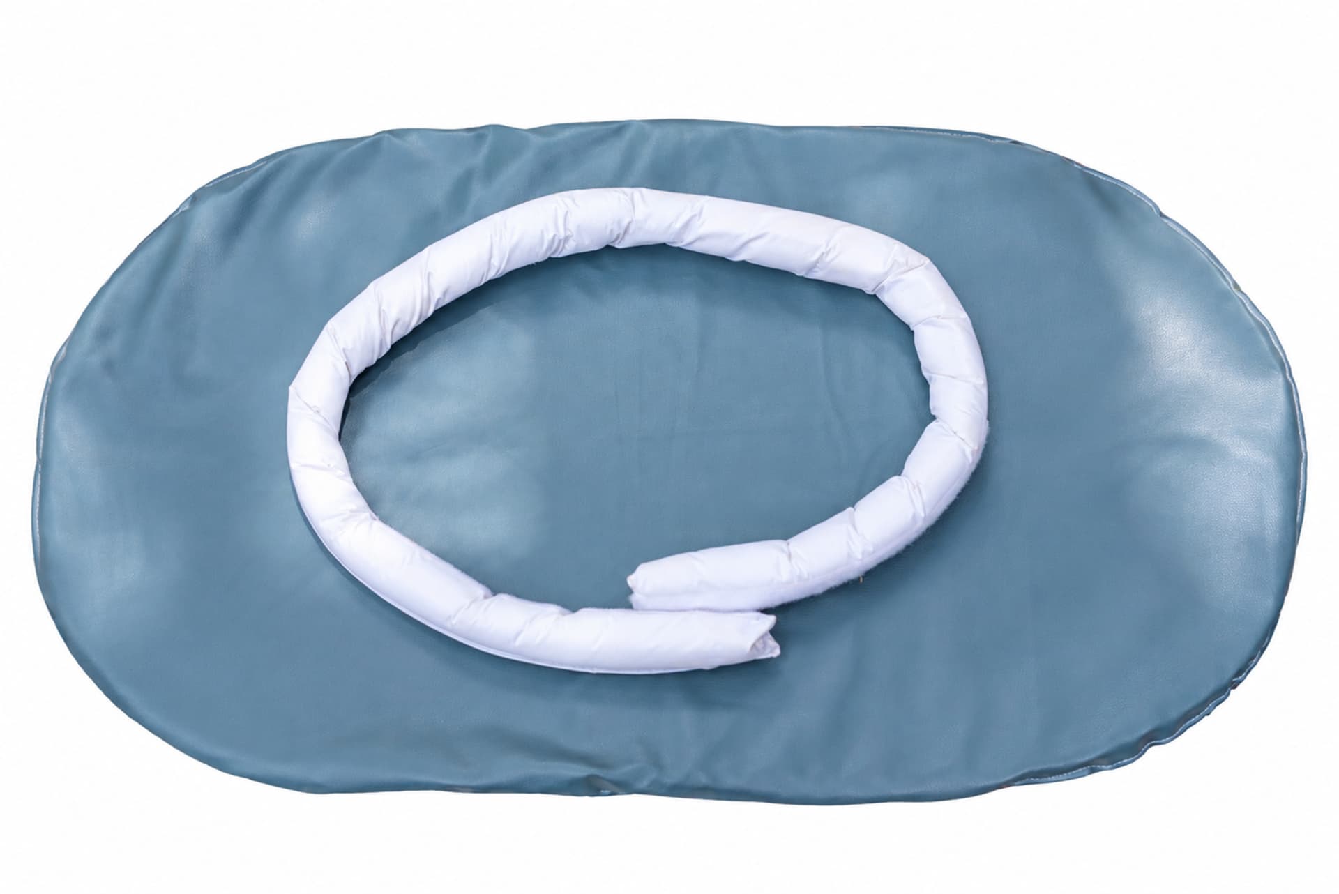 Hospital Che Nest: white nest on a grey waterproof mattress